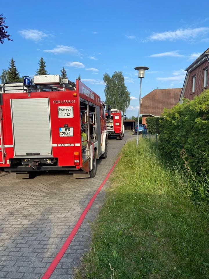 + Brand Einfamilienhaus mit Menschenleben in Gefahr+