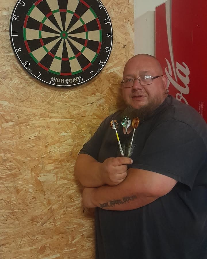 Bullseye! – Maik Schultz holt den Sieg beim internen Dart-Turnier