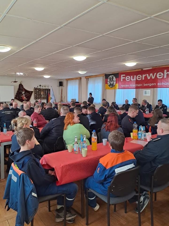 Die Jahreshauptversammlung der Feuerwehr Ferdinandshof bot auch in diesem Jahr die Gelegenheit, gemeinsam auf das vergangene Jahr zurückzublicken und das Engagement unserer Kameradinnen und Kameraden zu würdigen.