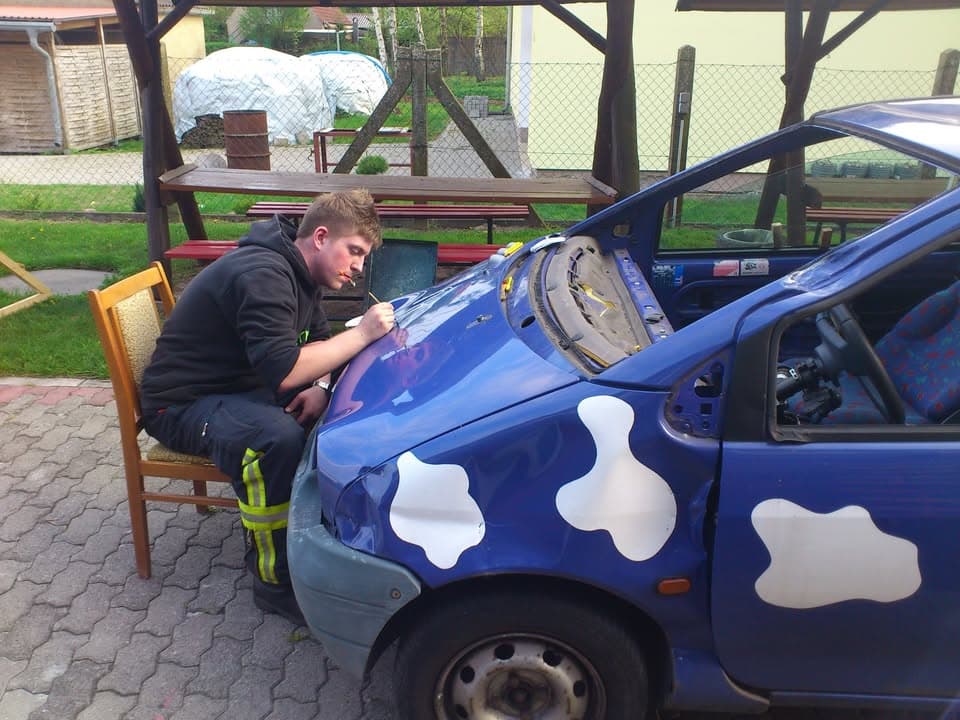 hab noch eins gefunden vom Judith´s Kuh - Twingo beim Facelifting ;-)