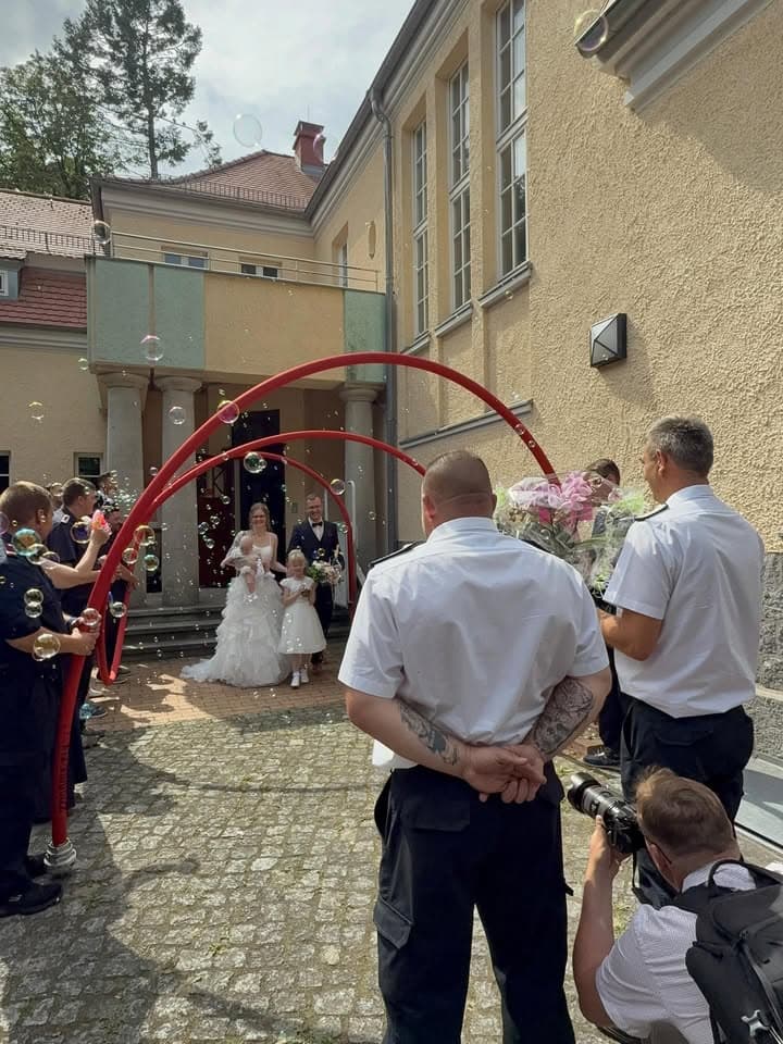 Heute hatte unser Kamerad Kai einen ganz besonderen „Einsatz“ – er hat geheiratet!