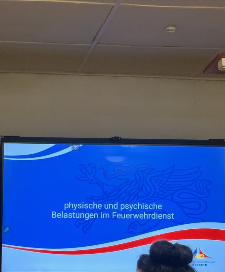 Heute hatten wir eine intensive Theorie-Ausbildung bei der Feuerwehr zum Thema physische und psychische Belastung im Einsatz.