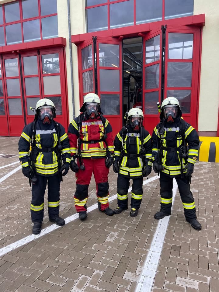 Kameraden gehen durch Flammen
