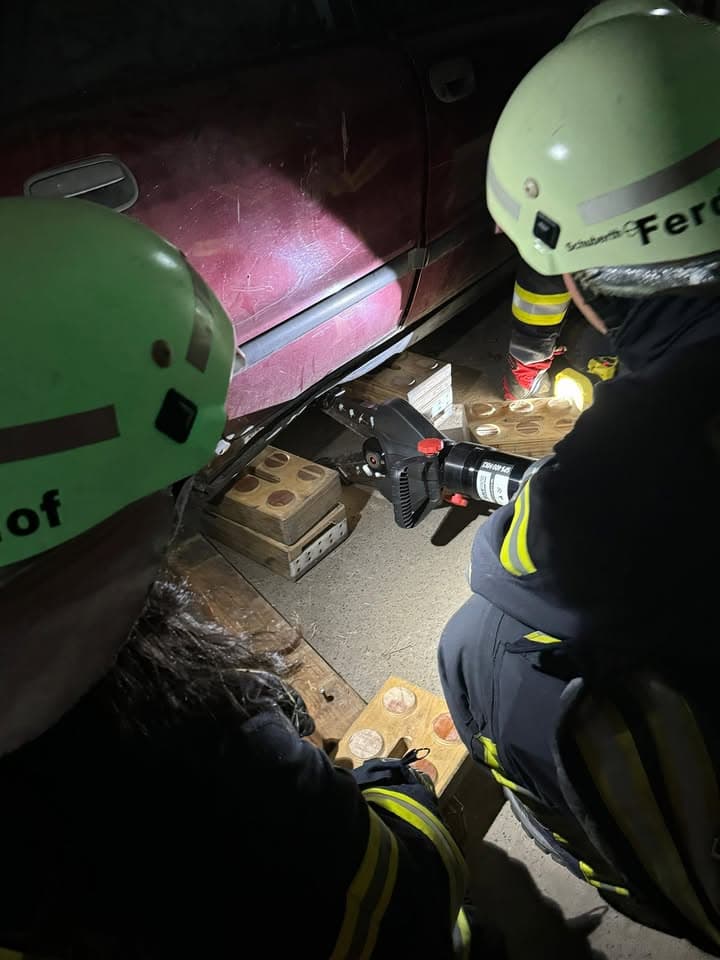 + Unter Hebebühne eingeklemmt +