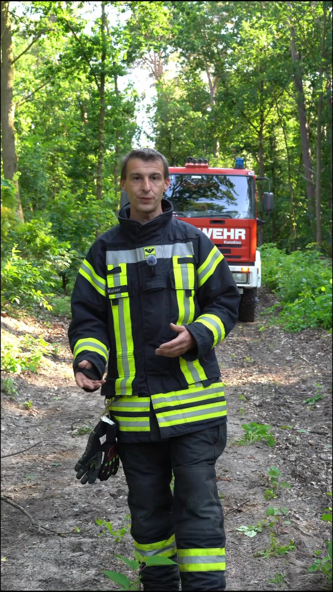 Waldbrandgefahr in MV – Das musst du wissen! In Mecklenburg-Vorpommern beginnt jetzt wieder die heiße Phase – im wahrsten Sinne des Wortes! Die Waldbrandstufen zeigen dir, wie hoch die Gefahr aktuell ist, dass es im Wald brennt. Das ist nicht nur für Spaziergänger wichtig, sondern vor allem für uns als Feuerwehr. Die 5 Stufen im Überblick: Stufe 1 – sehr geringe Gefahr Stufe 2 – geringe Gefahr Stufe 3 – mittlere Gefahr Stufe 4 – hohe Gefahr Stufe 5 – sehr hohe Gefahr (Alarmstufe!) Bei Stufe 4 od