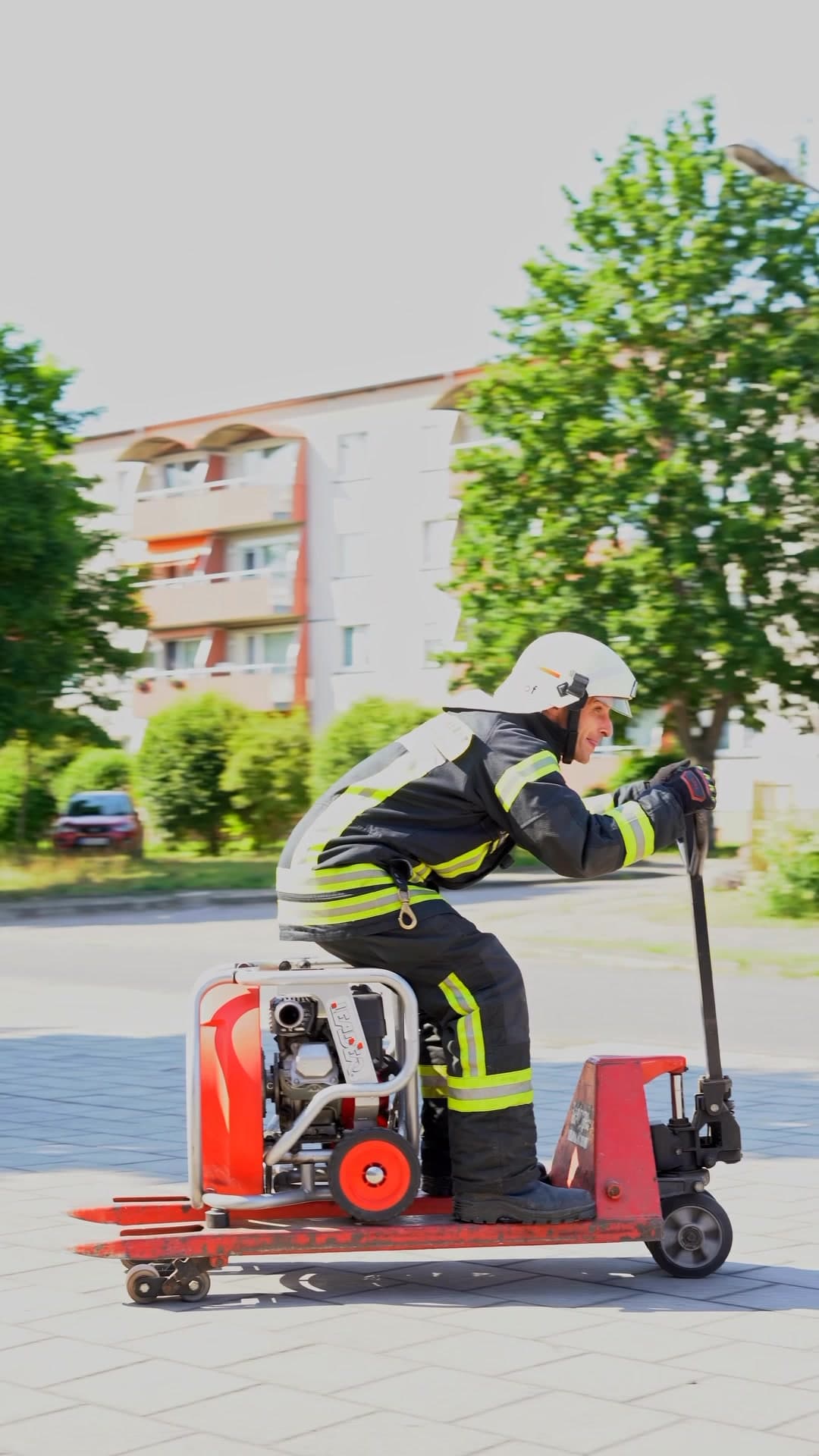 Wenn du zu spät kommst und der Zug schon abgefahren ist… dann eben mit Plan B! #Feuerwehr #Einsatzbereit #Feuerwehrhumor #LüfterExpress #PlanB #Verfolgungsfahrt #Blaulichtliebe #Retterherz #Teamwork #FreiwilligeFeuerwehr #Feuerwehrleben #WennsBrenntDannRichtig #Blaulichtfamilie #ZuSpätGibtEsNicht #WirFürEuch