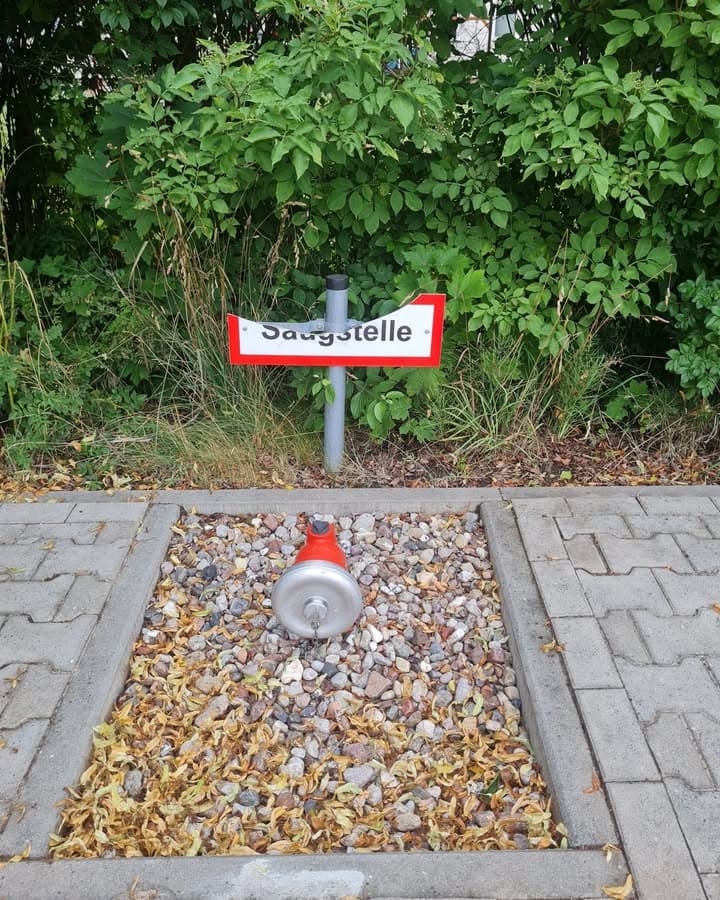 Zerstörtes »Saugstellen«-Schild – bitte helft uns, damit wir helfen können!