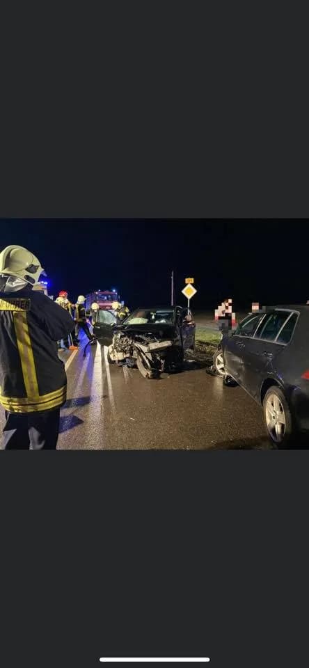 H - VKU schwer, Person eingeklemmt, 3 PKW