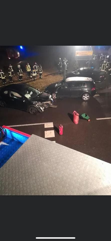 H - VKU schwer, Person eingeklemmt, 3 PKW