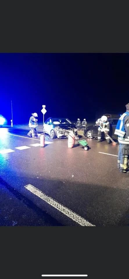 H - VKU schwer, Person eingeklemmt, 3 PKW