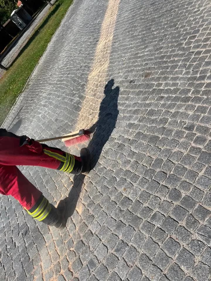 H1_Betriebststoffe 3 km durch den gesamten Ort.